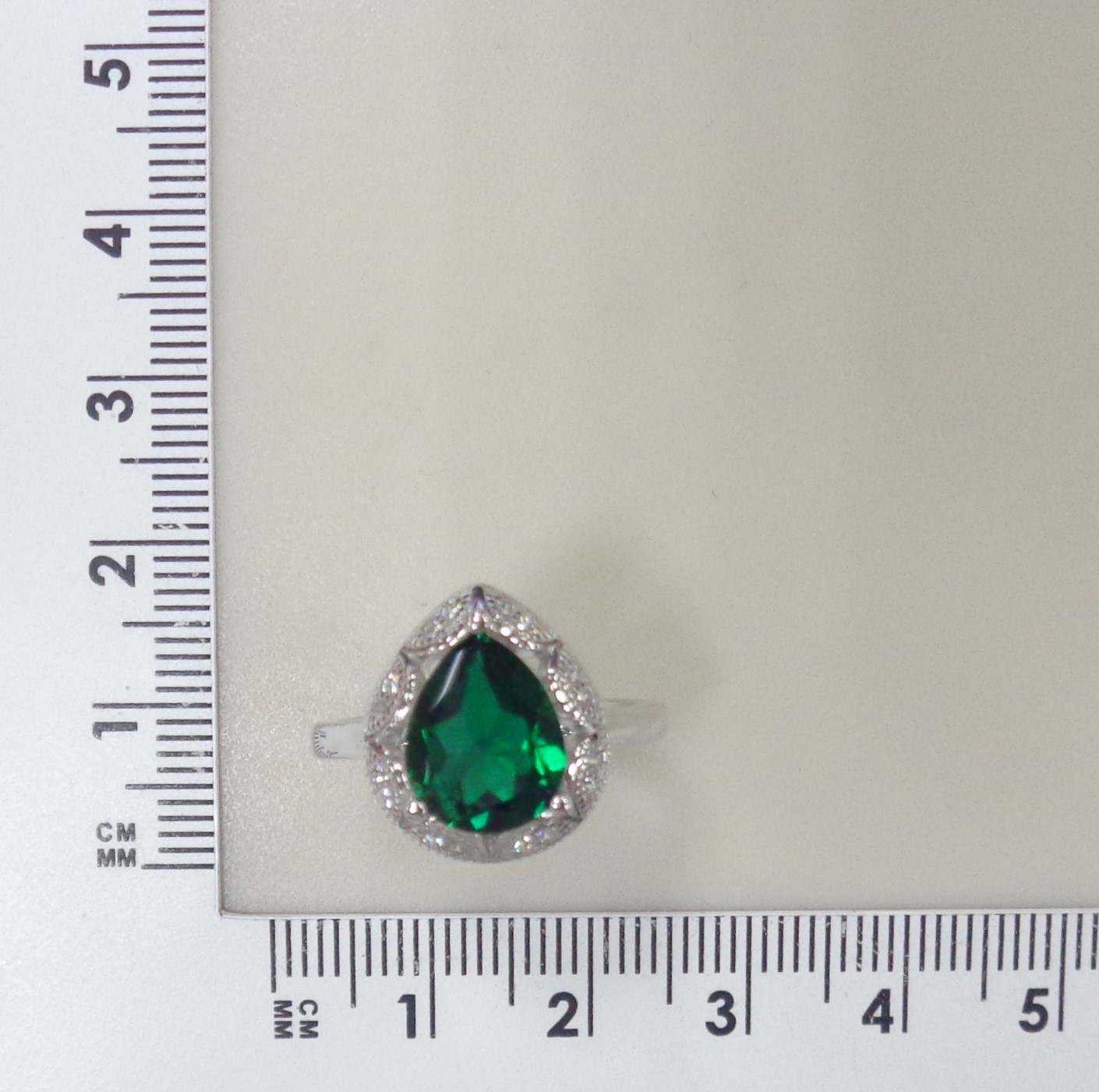 Серебряное кольцо с выращенным изумрудом